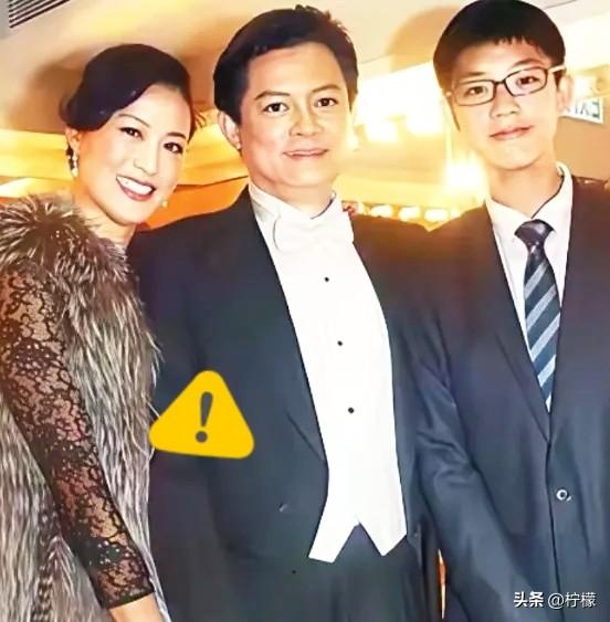 二十六年的婚姻，说断就断了。
妻子一向端庄大方，儿子也已成家立业，本到了该享清福