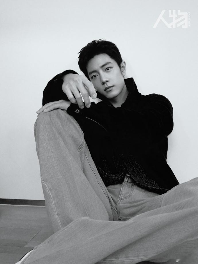 肖战想问题答案到解决具体问题  肖战人物2月刊封面文章时间的答案 肖战的成长如同