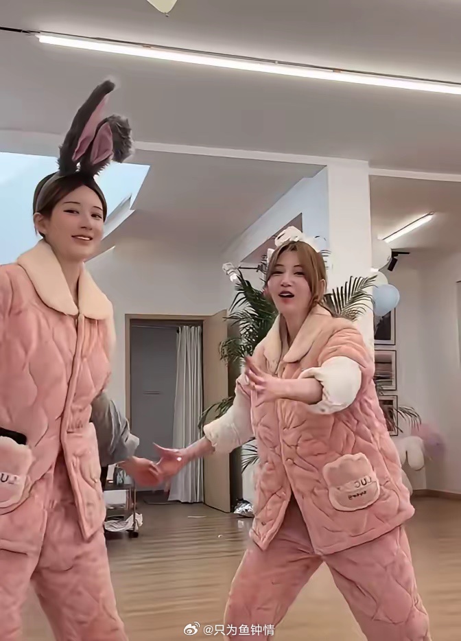 赵露思现在什么火就干什么，最近又搞上团播了，穿着睡衣在镜头面前跳抖舞。不过赵露思