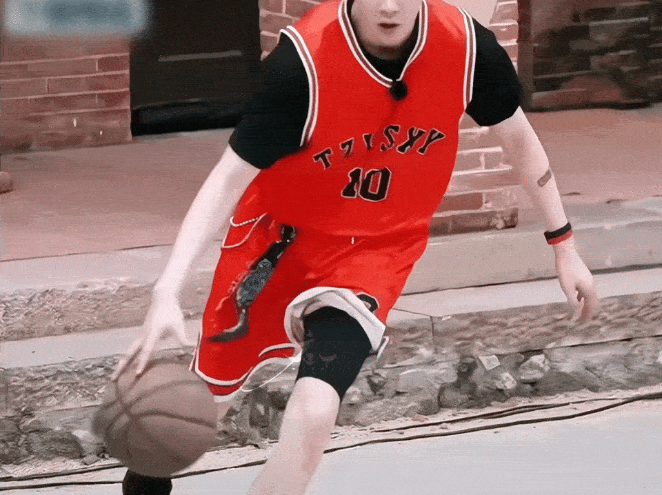 刘宇宁的2025巡演 🐾刘宇宁玫瑰丛生 🐾摩登兄弟 红衫裹着少年气，篮球在掌