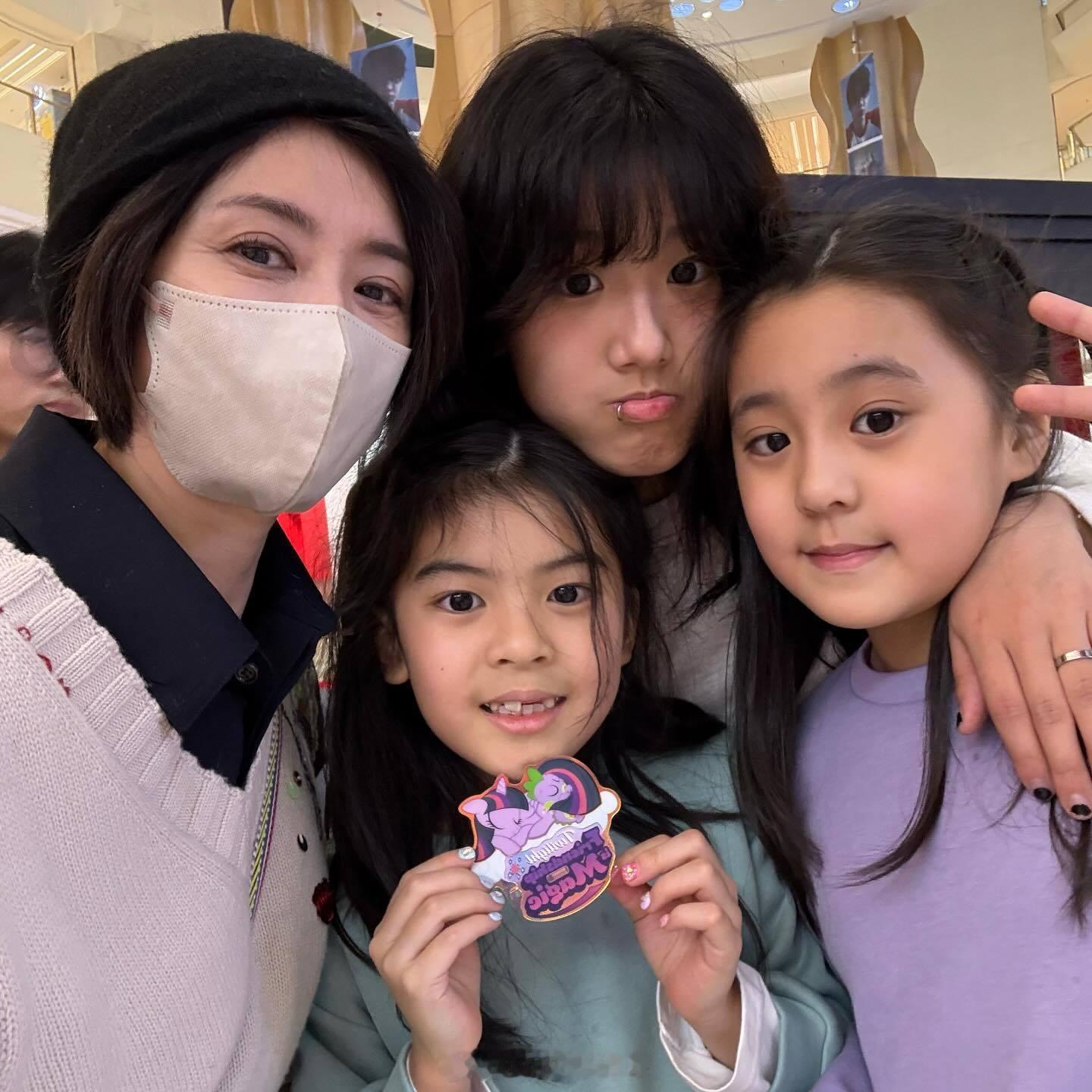 上海偶遇贾静雯一家五口，贾静雯和老公修杰楷带着两个女儿咘咘波妞，还有大女儿梧桐妹