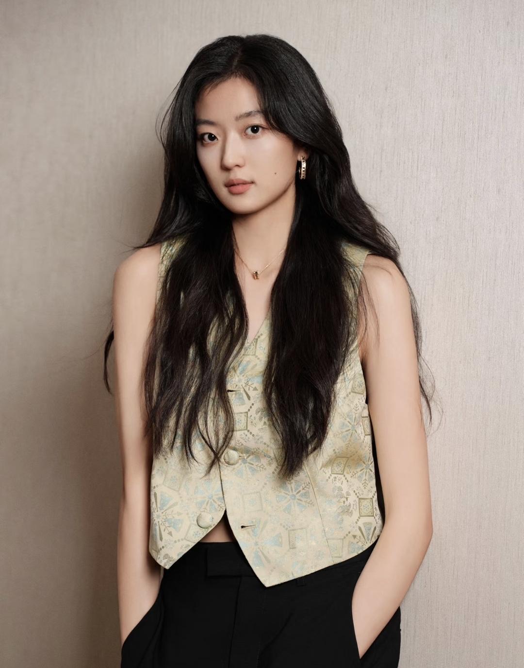 别的女星都在抢古装偶像剧饭碗，孙千反手把剧本扔进了垃圾桶。
那张清冷脸硬挤进傻白