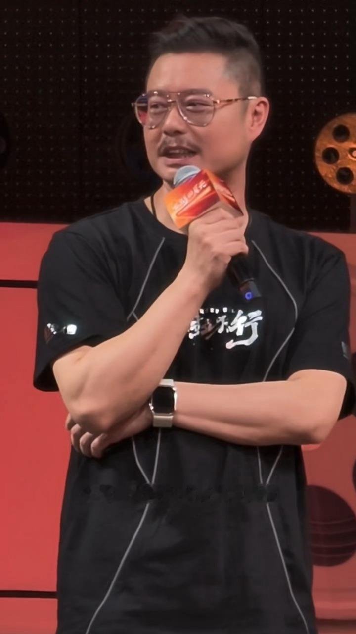 《特立独行》演员魏翔谈和白敬亭合作第一次和大帅哥演喜剧，小白很敬业第一次演喜剧包