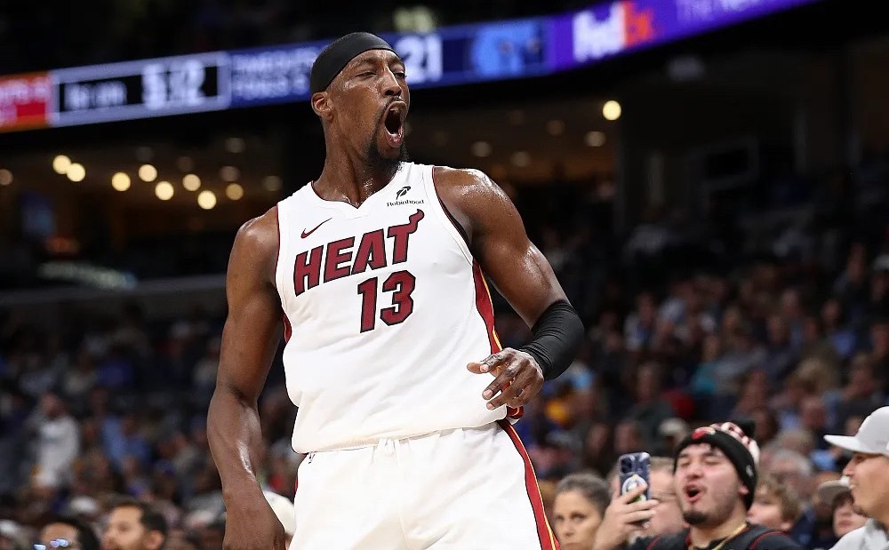 NBA常规赛，热火111-136惨败马刺，遭遇到5连败。此前热火一度冲到东部前六