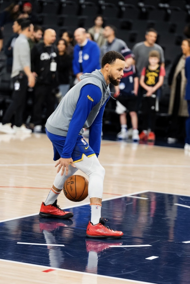 还爱着是吧？本场比赛，库里￼赛前热身致敬克里斯-保罗￼。他穿上了克里斯-保罗多年