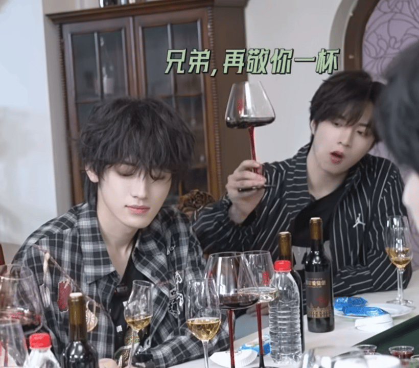 别人是来品酒的 轩姐是来哄孩子的 