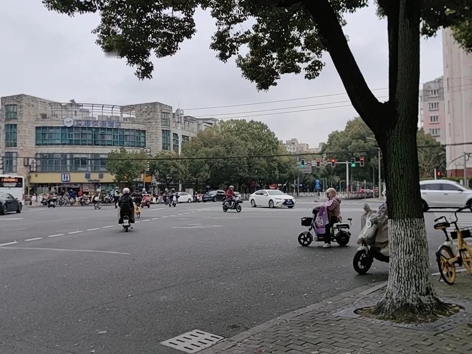 经常路过的十字路口，依然的车水马龙，边走边想边发呆，人生的意义是什么，来也匆匆去