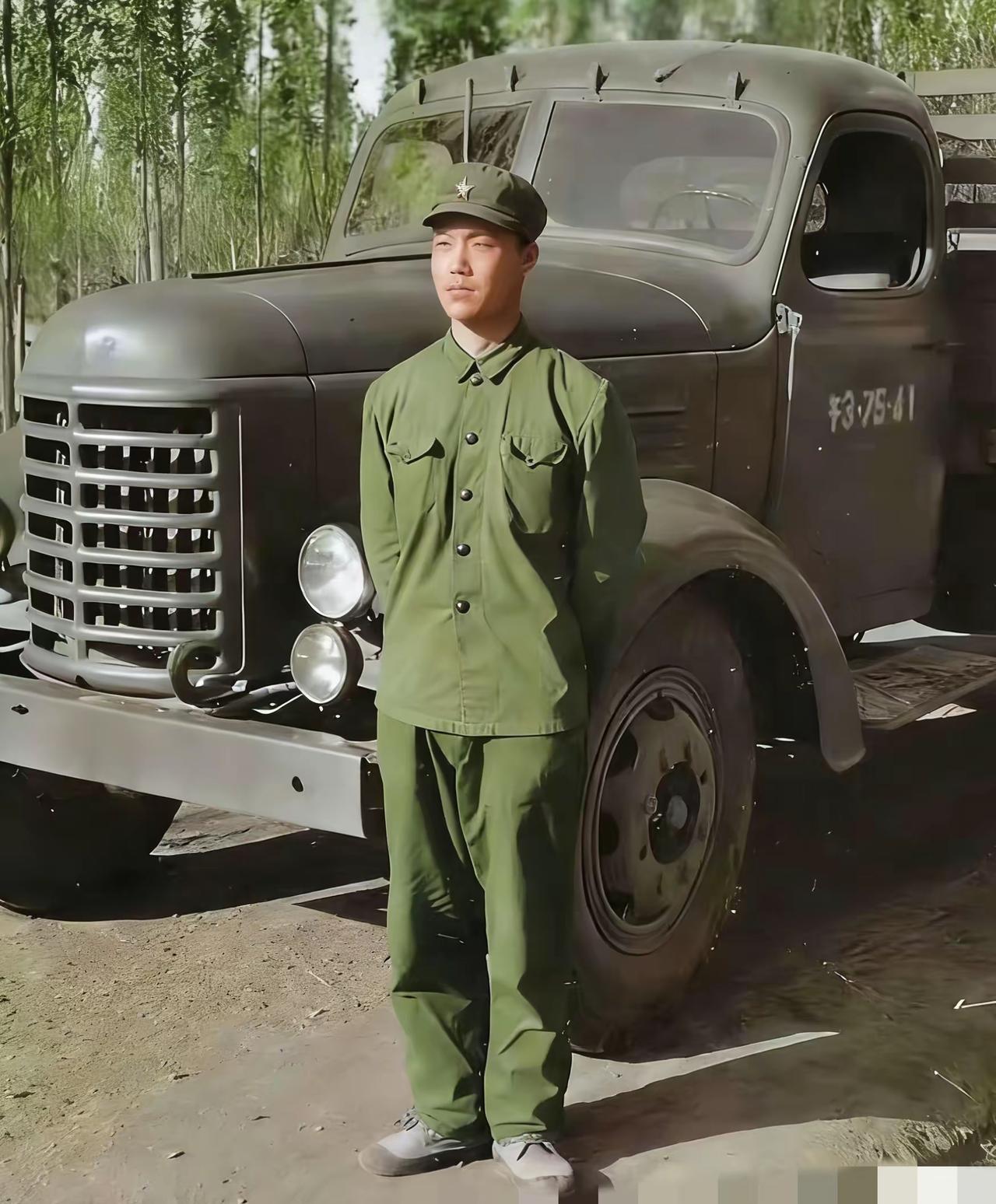 这是1972年，
21岁的他在新疆空九军空军汽车三团的照片。
他后来转业搞房地产