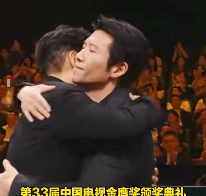 于和伟获得33届金鹰奖最佳男主角上台领奖前，这人情世故做的真是完美无缺，抱完王晓