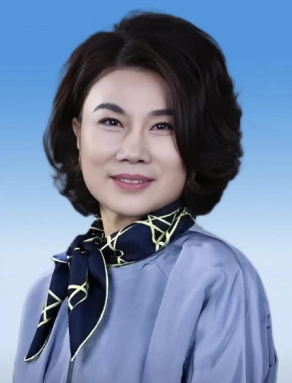 为什么董明珠要换掉格力代言人成龙，记者问她：“您是觉得代言费太贵了吗？”没想到董