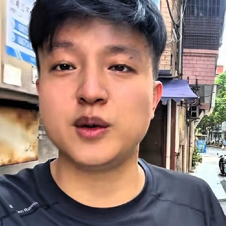 龙和秋秋的宝宝岳可欣馨被送进了医院的保温箱。几天下来，秋秋想宝宝心里难受，吃不好