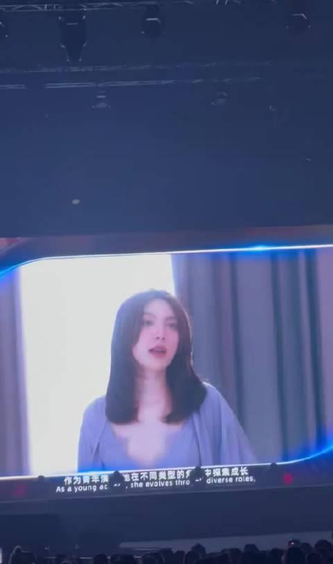 恭喜小奥比微博之夜获奖
一直在成长，气场越来越稳了 ​​​