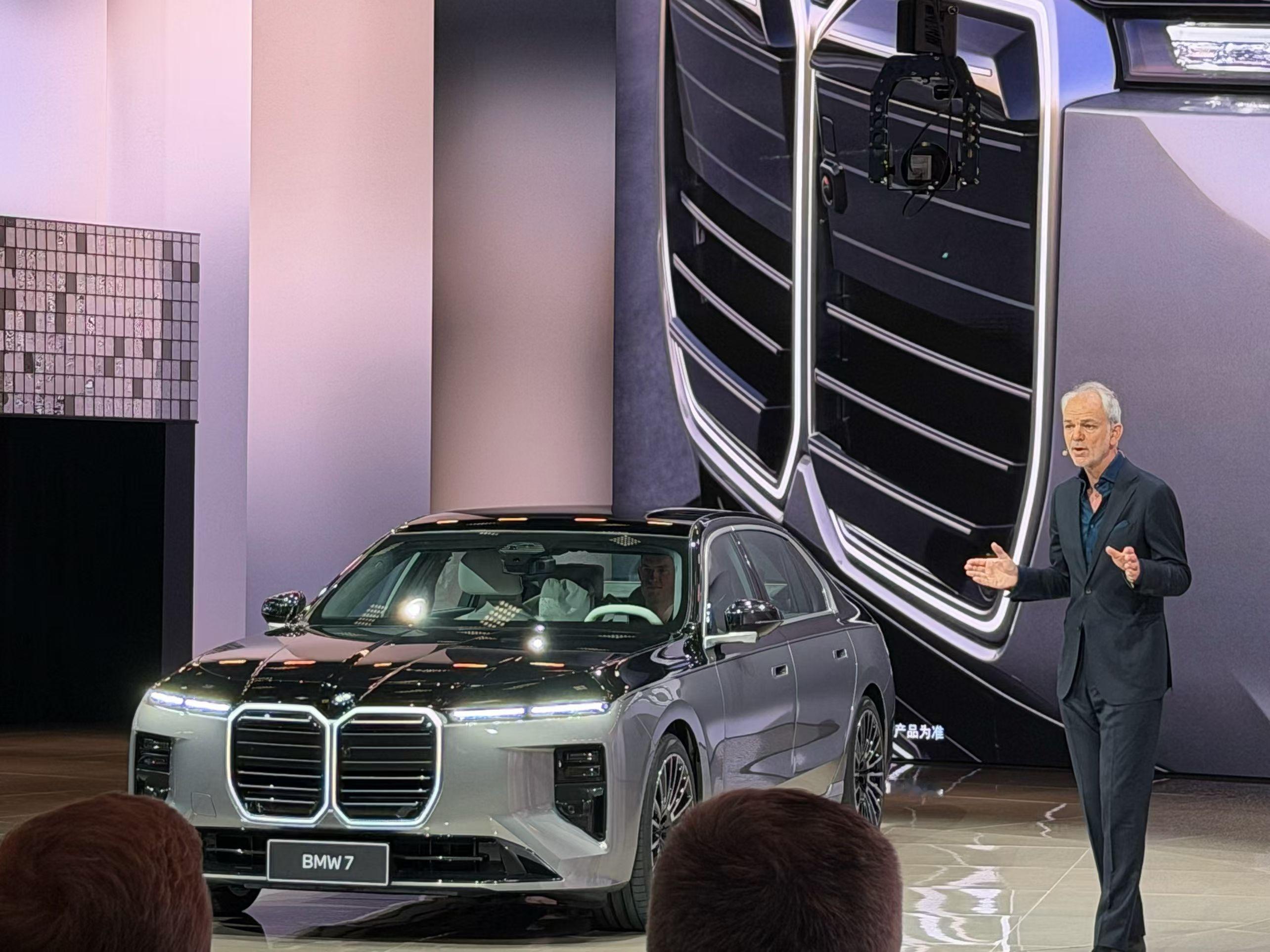 新款的宝马 7 系列，前面的这个大鼻孔，感觉这个设计有点怪怪的