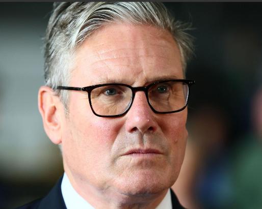 斯塔默首相把话挑明了，说特朗普不断向他施压，目的就是“让我改变主意，把我拖入对伊