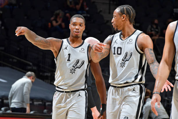 NBA德罗赞加盟掘金 德罗赞加盟掘金，意外着他和朗尼-沃克，这对昔日马刺队友在丹