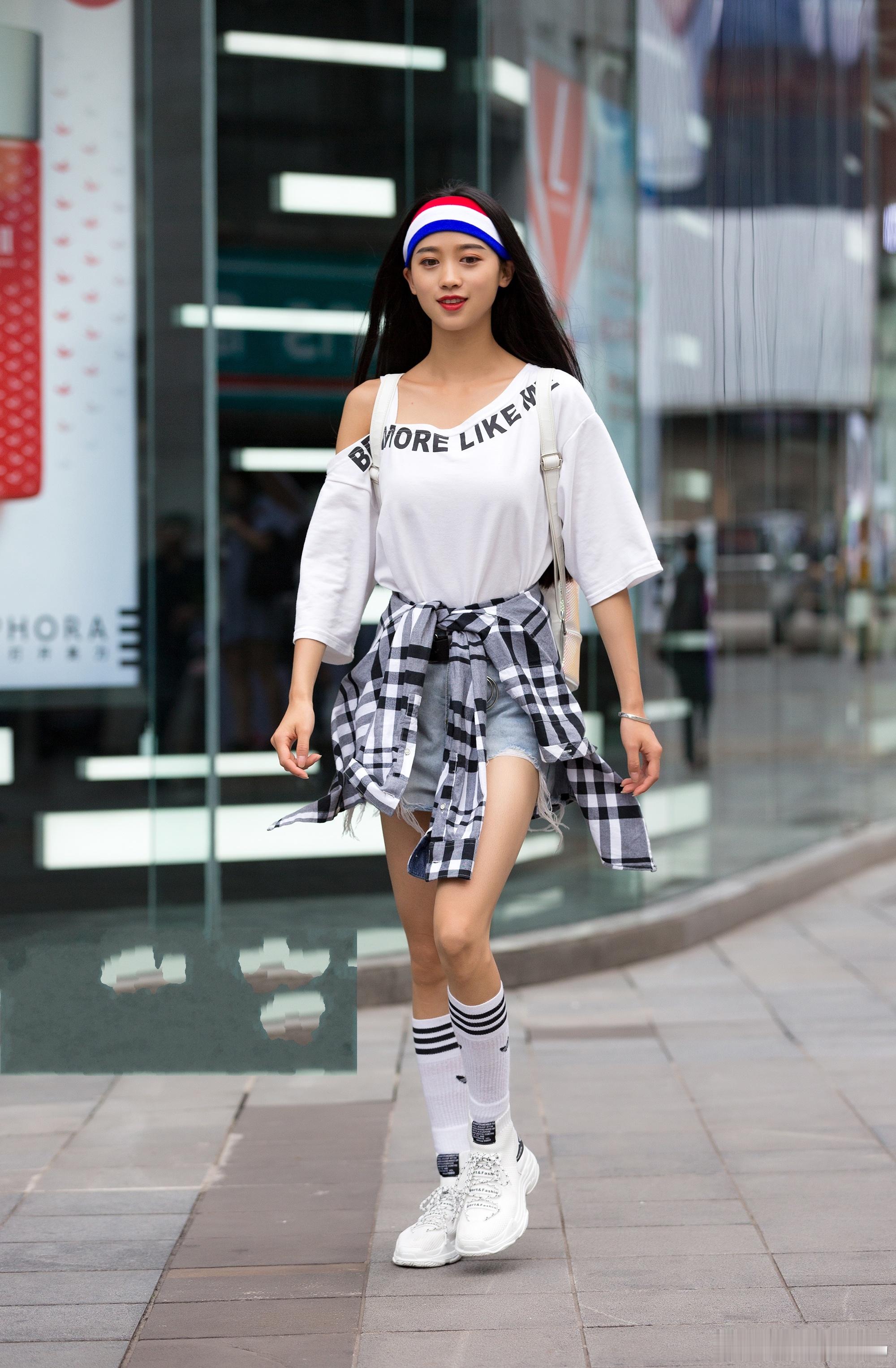 #成都人穿搭的精神状态有点先锋了#在这个出门看颜值得时代，出门怎能不细心打扮一番