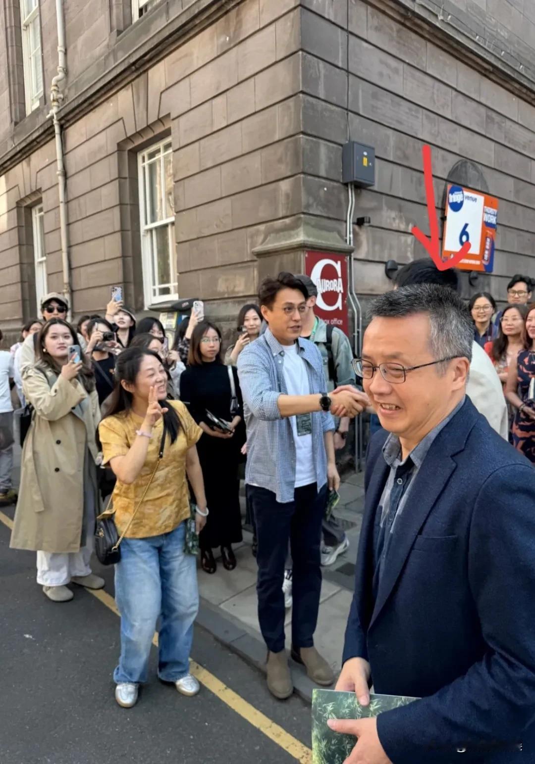 靳东现在的排面可真大呀！
8月12日，靳东现身爱丁堡，参加话剧《广陵绝响》的研学