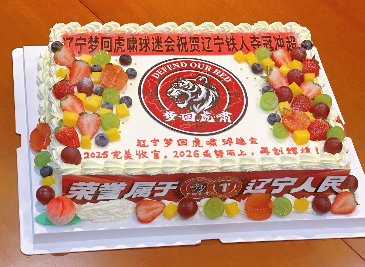 这个蛋糕让我思绪万千[抱抱][抱抱][抱抱]梦想站在看台之上散发红色的光芒 ​​