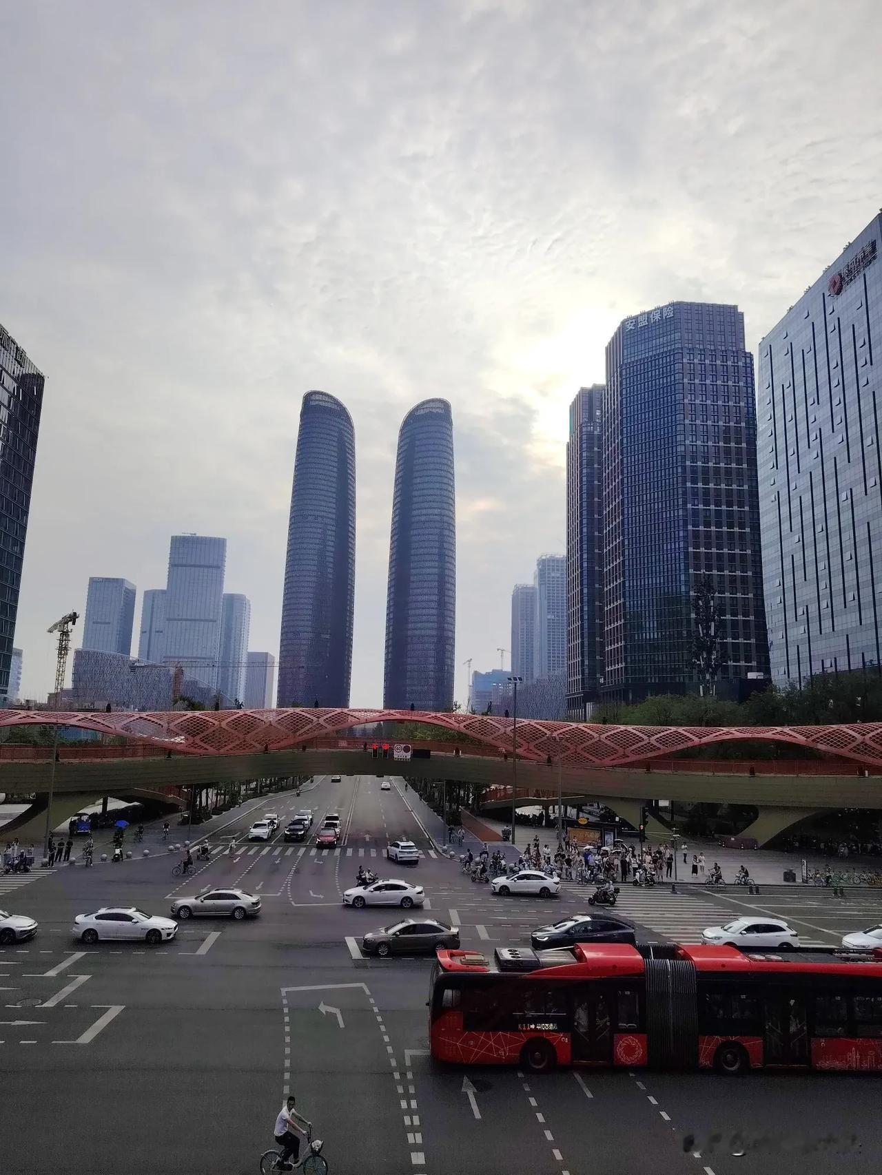 成都的土拍，太猛了！就在今天，9月27日，天府新区麓湖板块37亩地块，吸引了差不