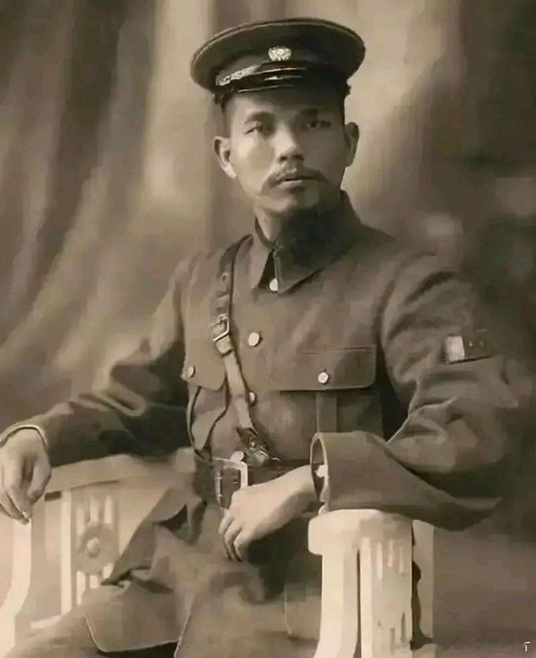 这人是新桂系三巨头之一的黄绍竑1949年和谈之际，他作为南京国民党政府和平谈判代