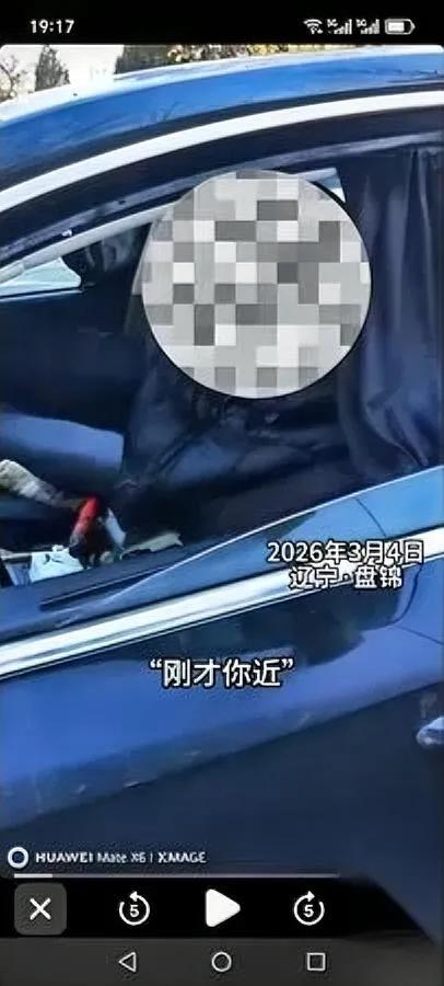 盘锦大姐又火了！咋回事？

这位大姐开车逆行被正常行驶车主拦下，竟当场放话“小区