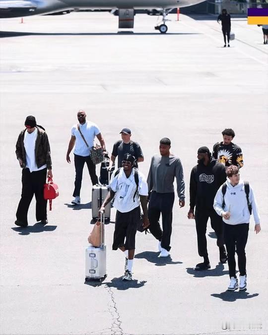 休闲套装，奔向休斯顿！湖人众将登机照曝光，G3他们要收系列赛了。

湖人官方晒出