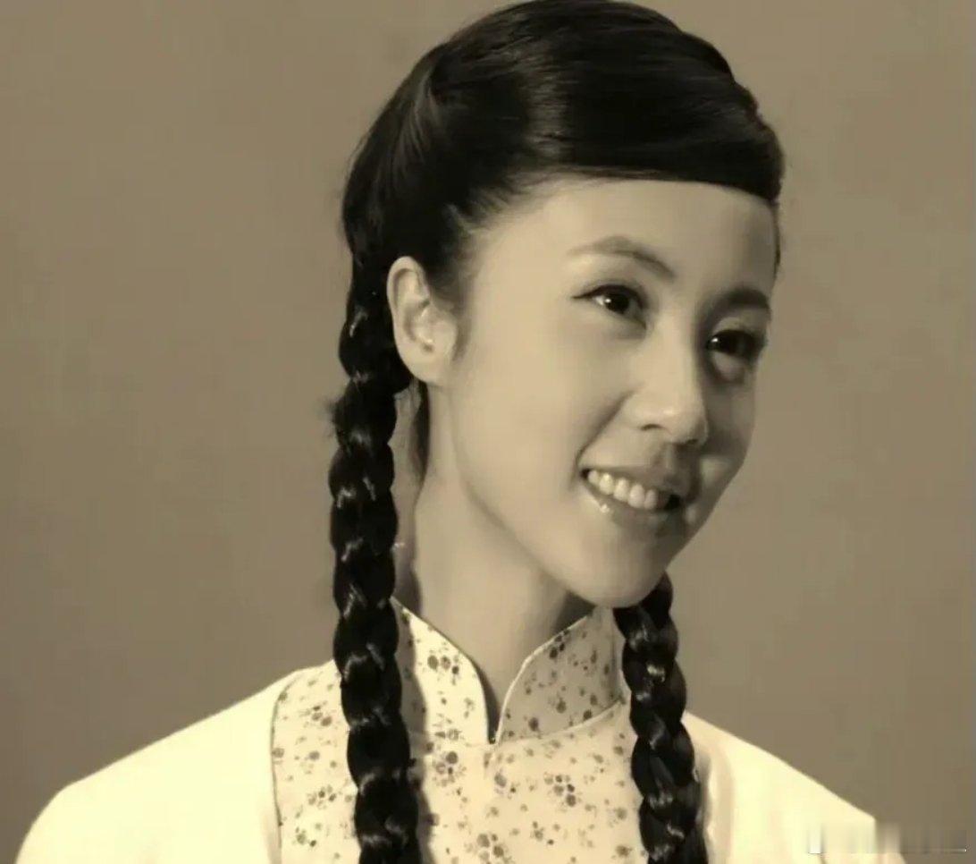 孙莉母女三人同款麻花辫，多多像妈妈多一点，妹妹真的好像黄磊[允悲] 