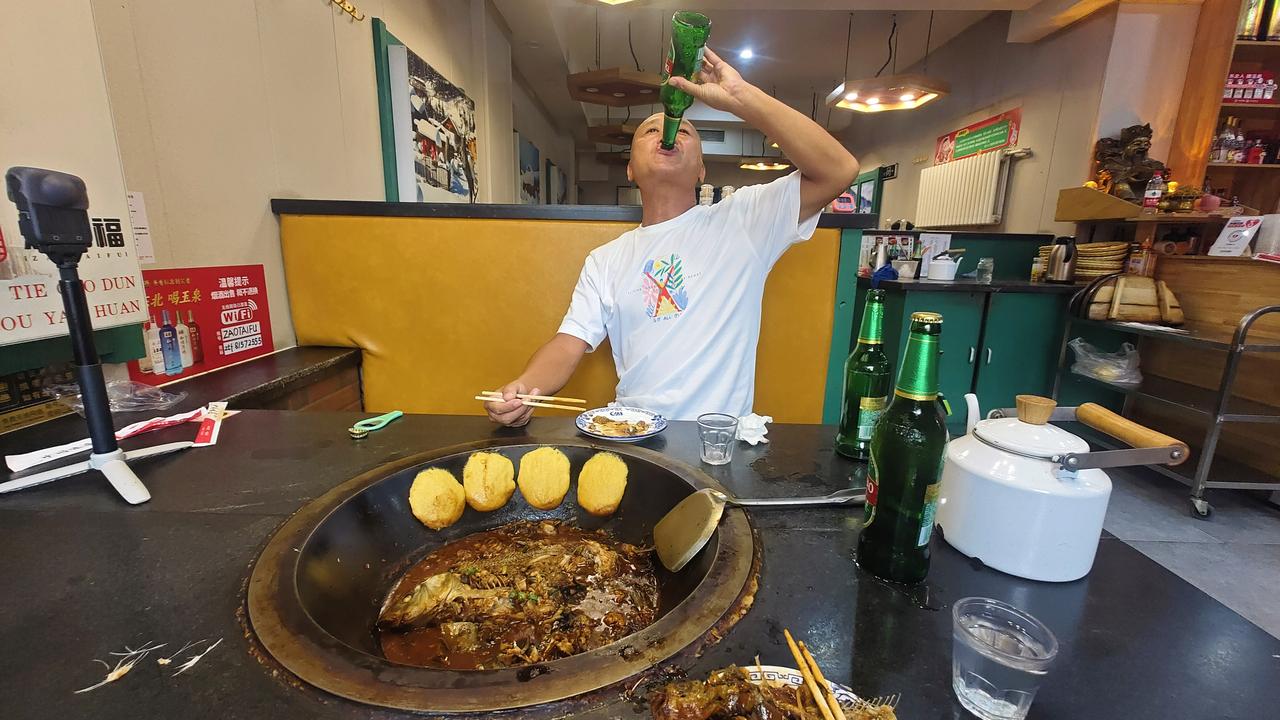 又和小胖去家旁边团餐，这次是铁锅炖。我们要的鱼锅，一条鲤鱼两条鲫鱼两条嘎牙子，就