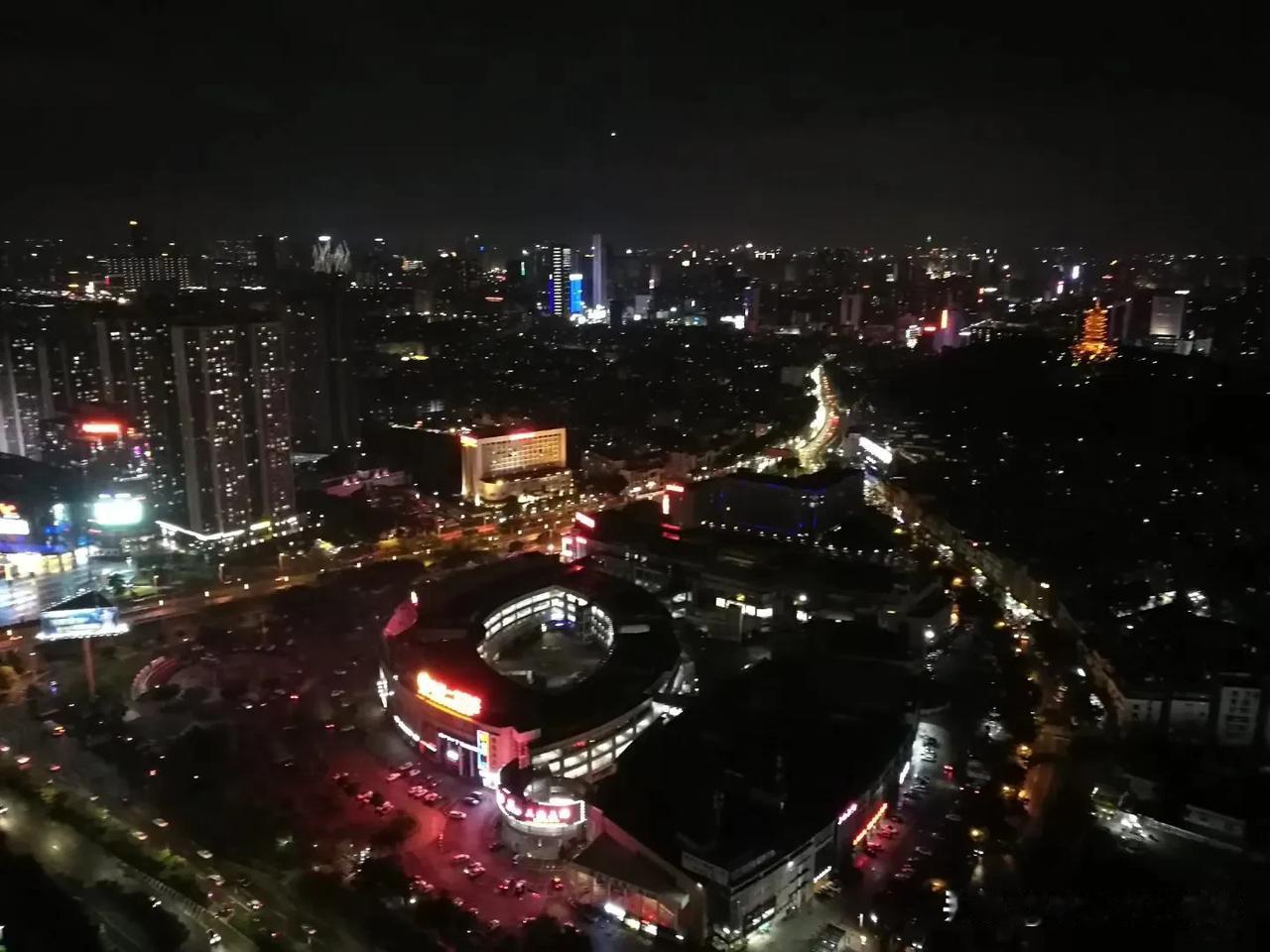 夜幕下的繁华都市，灯火璀璨如星河。广州不夜城