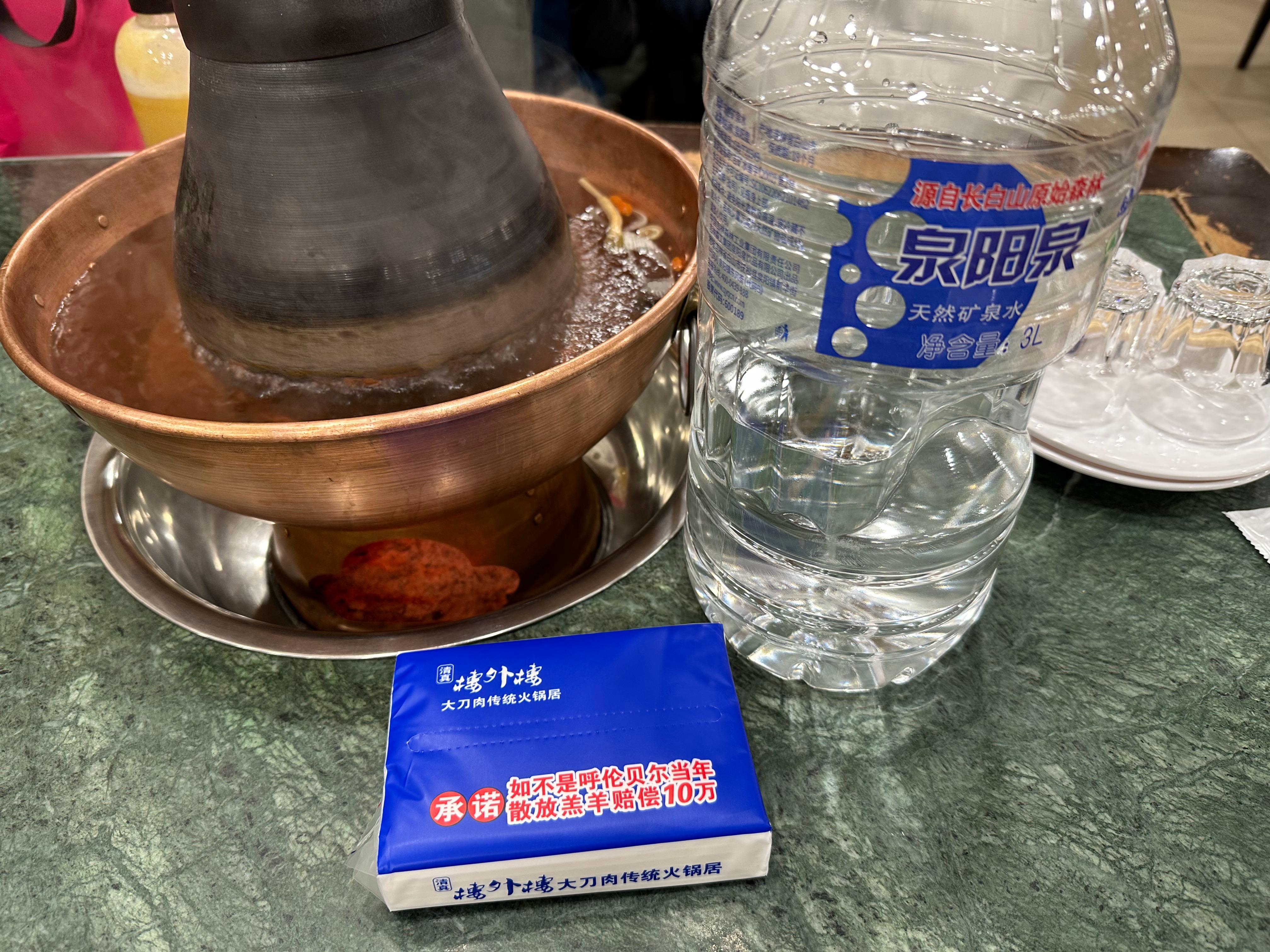 楼外楼的清水锅把农夫山泉全部换成了泉阳泉和娃哈哈，可以[赞]  ​​​