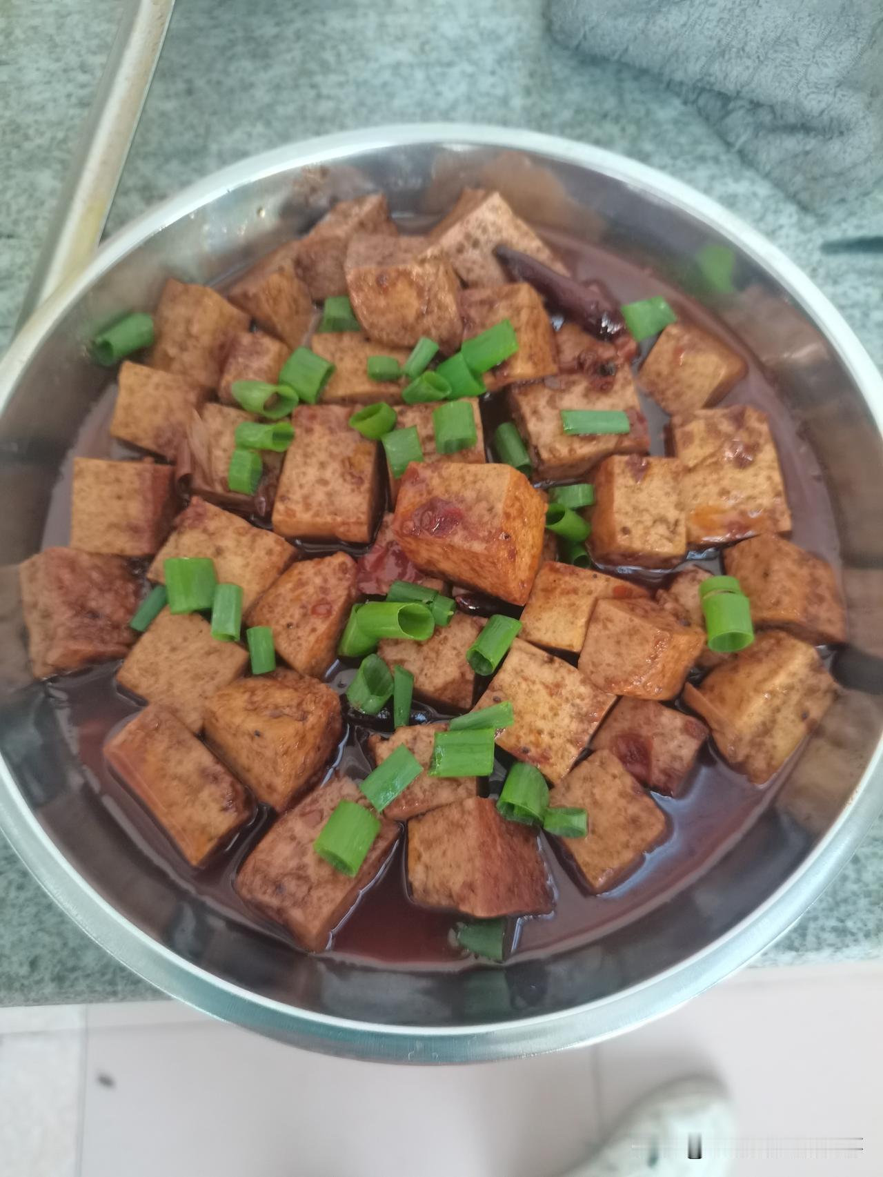 今晚给包地老板做了一个炖豆腐。
听口音老板是东北人，具体东北哪儿不清楚。
东北菜