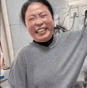 啥也没看到？
儿媳的一嗓子，棒打了公公婆婆的好事儿，看把公公整的，都不好意思了，