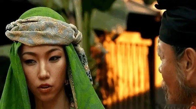 古装剧《长安的荔枝》服化道精致，民俗地理知识丰富，喜剧与权谋结合较好，剧情有现实