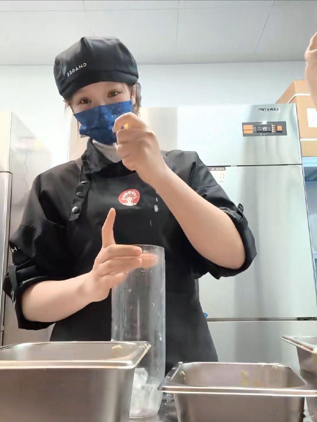 霸王茶姬 手打 这是在做奶茶呢还是在通下水道？这个一看就不是正规的员工，这个环境