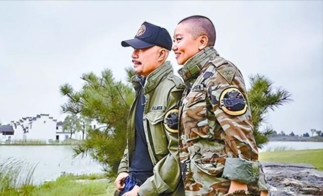 1994年，饰演“鳌拜”的徐锦江到云南拍戏，路过机场的时候，他看到一队女兵，对其