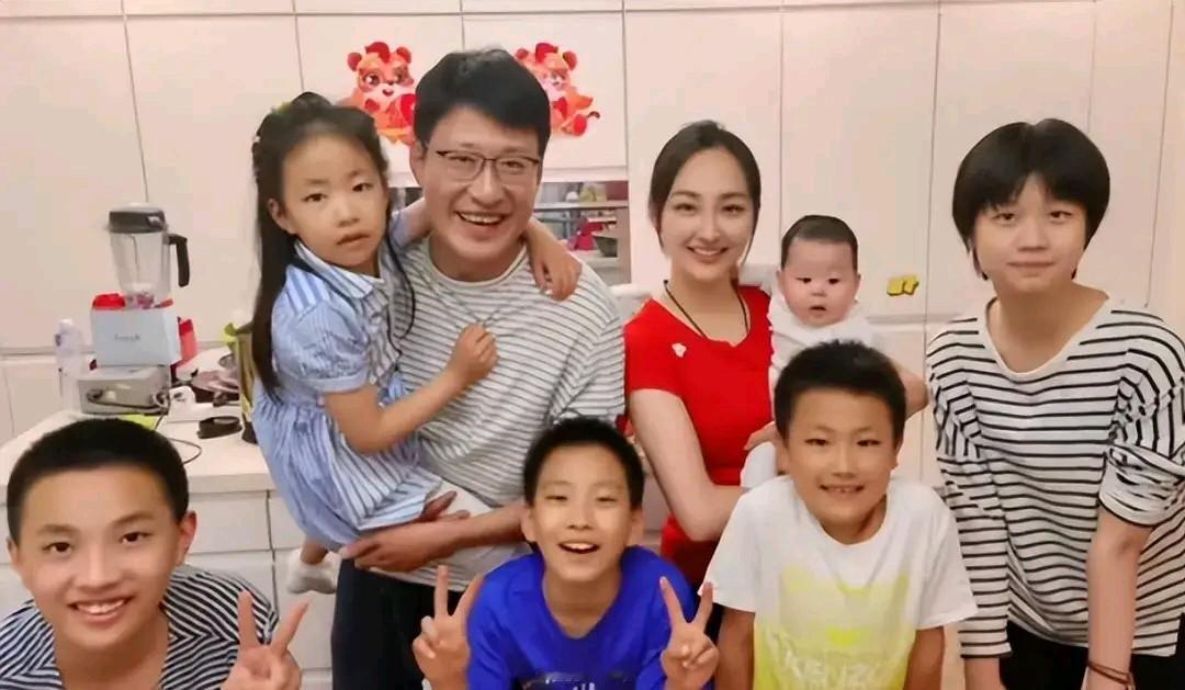 于震晒和辛月与六个孩子的合照引发热议，都以为是他们亲生的。其实于震和辛月只有两儿