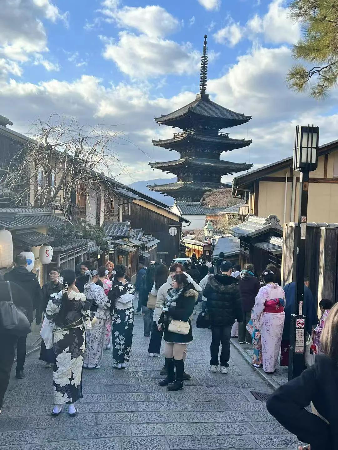 京都的三年坂和二年坂风光秀美日本旅游见闻。 日本文化旅行 ，可见和服女子穿着淡雅