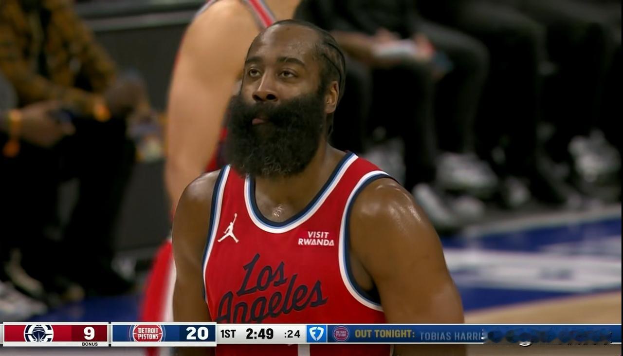 神啊，拜托你救救快船球星哈登吧！在今天快船客场挑战活塞的比赛，目前双方半场战罢，