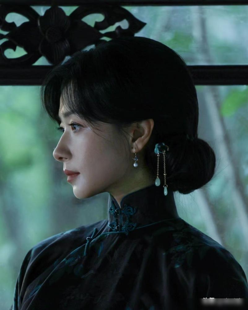 剧本看都不看就接戏，连拍40小时吞下速效救心丸，这女演员是真疯了。
导演张永新