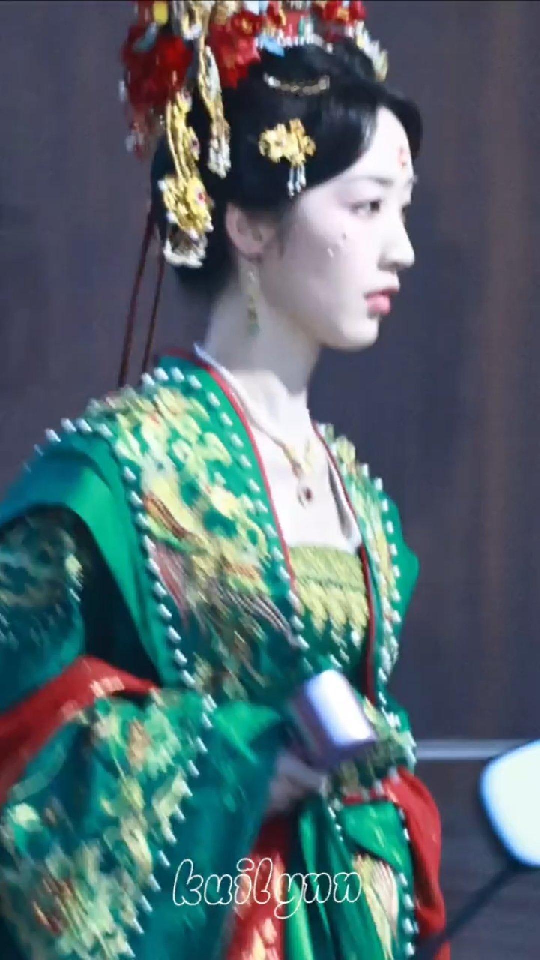 十里红妆，珠翠围绕杨善衡新婚快乐邓恩熙恰逢春绿色婚服造型 邓恩熙恰逢春婚服路透