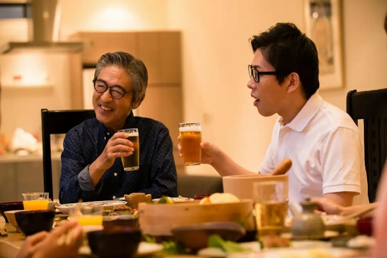 前两天，我跟一位朋友吃饭，发现他对司机特别好，吃饭时让司机一起上桌，即使司机不方