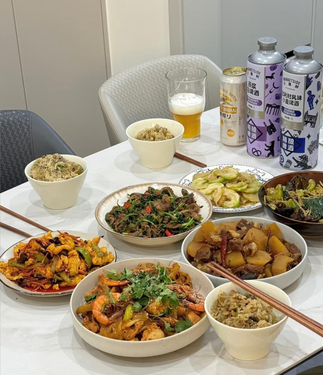 和亲家一起过了个元旦我才发现：
即便你家缠万贯
只要是生了儿子的
就是给别人养的