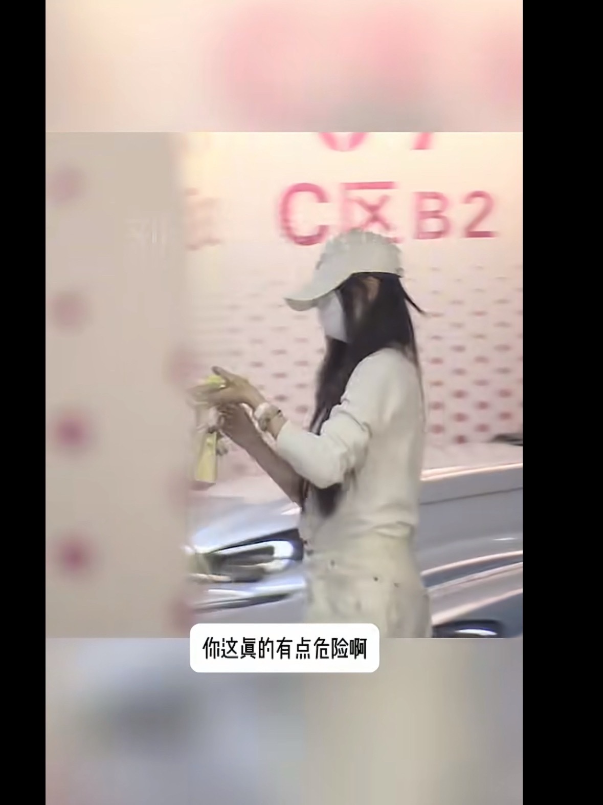 吴宣仪边驾车边玩手机 粉丝别拿智能驾驶洗了，再智能的车现在也是L2，手眼不能离。
