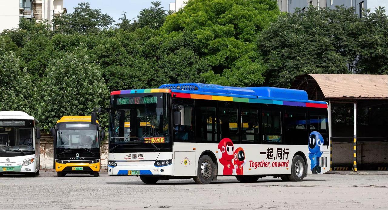 一起，同行。公交集团成立70周年之际，部分车辆更换了全新的“石家庄公交IP家族”