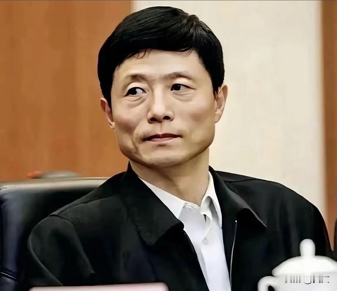 尊严只在剑锋之上，真理只在大炮射程之内！
说这话的，是位“不务正业”的大学教授。