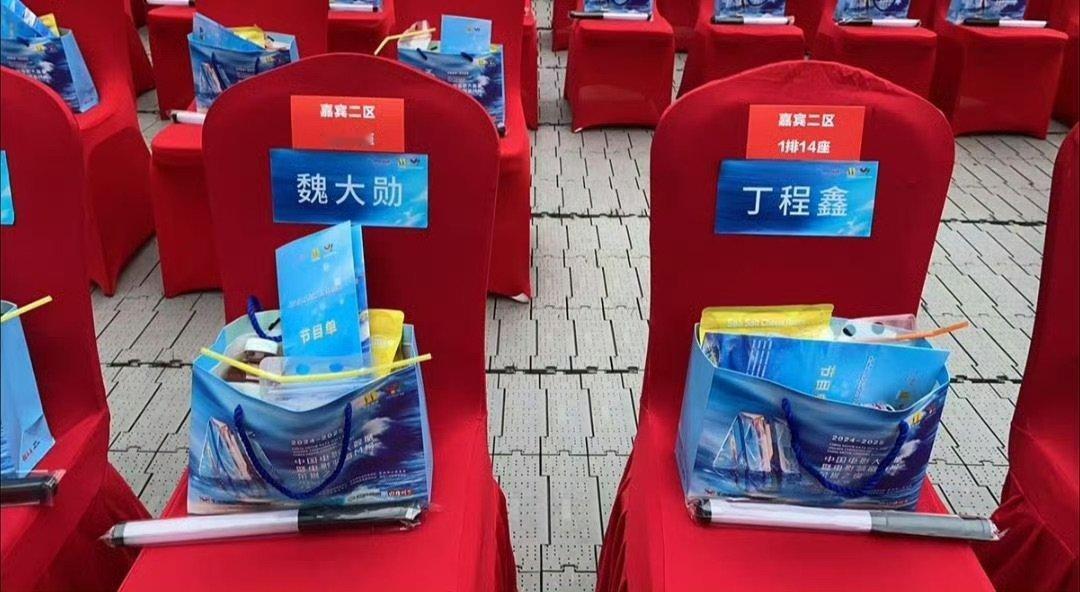 魏大勋丁程鑫坐一起魏大勋丁程鑫同框魏大勋丁程鑫坐一起，镜头请多给些画面！ ​​​