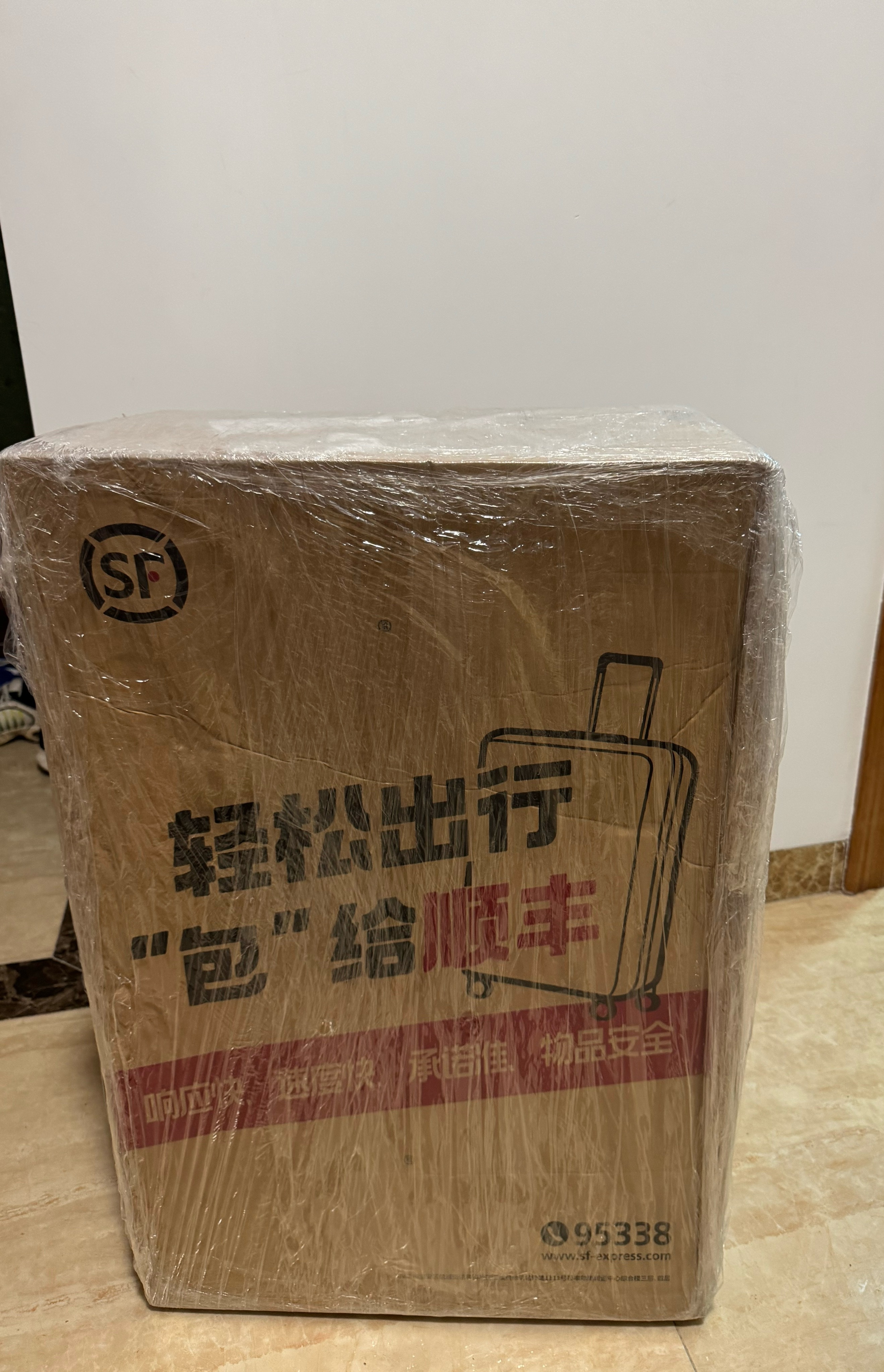 收到个大包裹，拆开看是最新的Wilson Balde 98 。还是已经断货萨巴伦