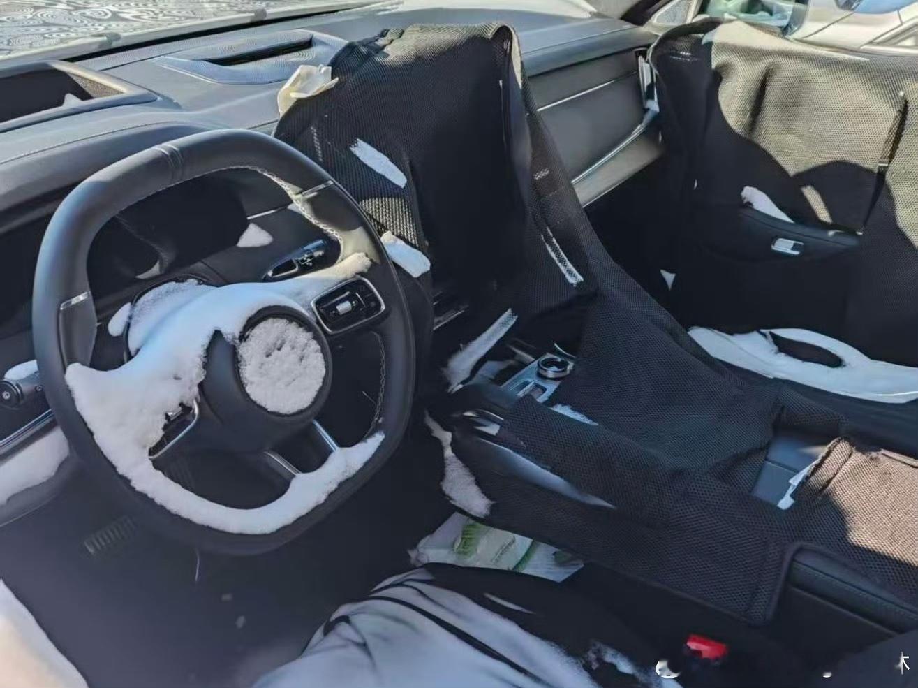 这极氪8X是忘记关天窗了？？内饰咋全是雪？？？另外这款是单屏的，和我上次看到的不