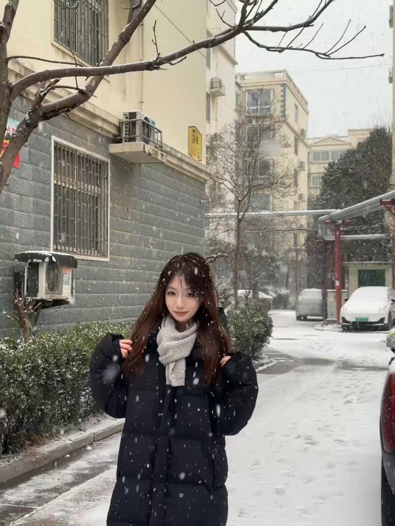 下班拐进小区时，雪已经下得有模有样了。我把羽绒服的帽子又往上扯了扯，还是有细碎的