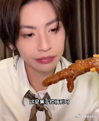 小鬼出道八周年直播 一打开直播就看见小鬼在跳舞，他的动作依旧有力，眼神依旧明亮。